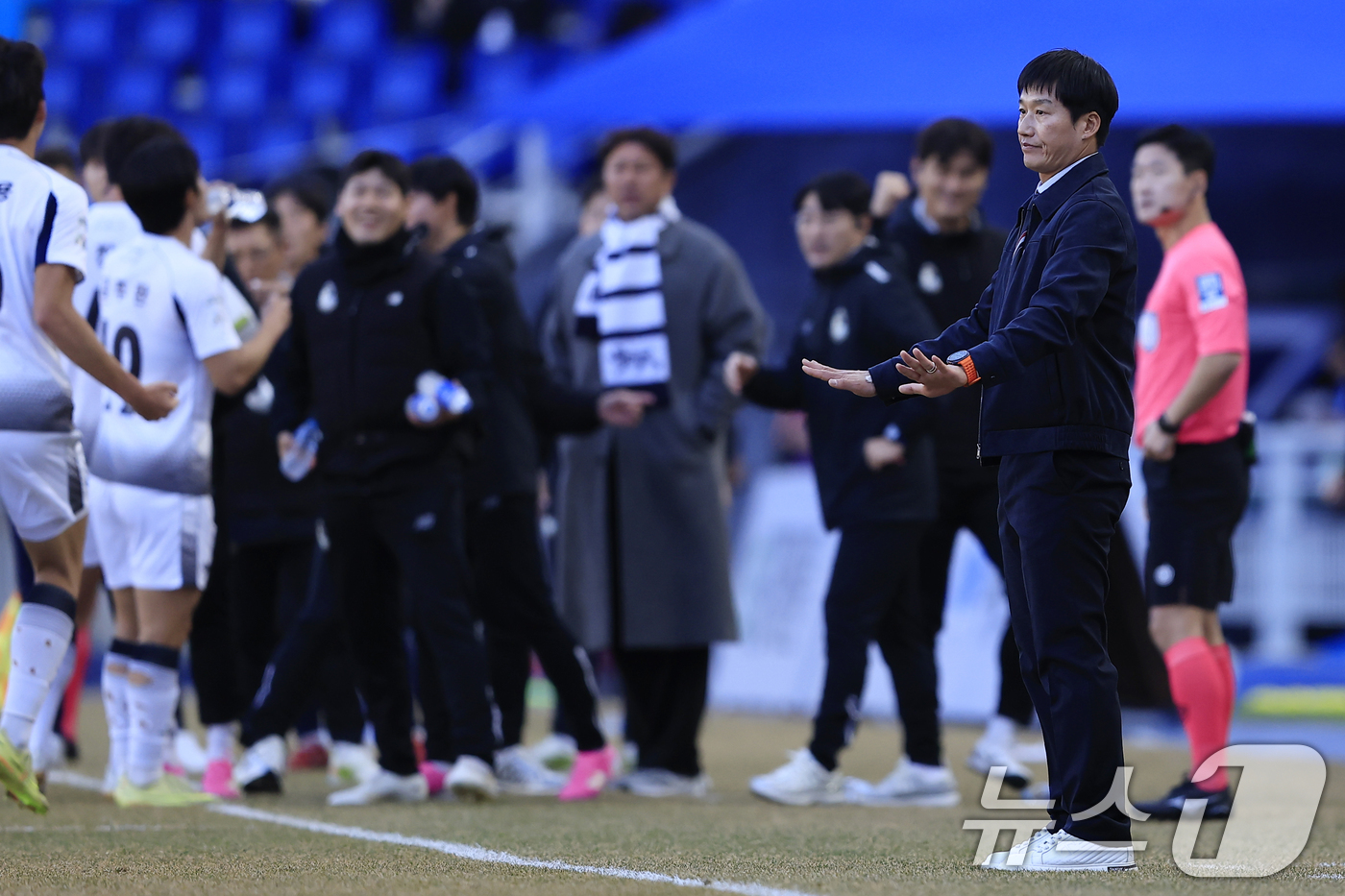 (수원=뉴스1) 박정호 기자 = 이정효 수원삼성 감독이 28일 오후 경기도 수원시 팔달구 월드컵로 수원월드컵경기장에서 열린 하나은행 K리그2 2026 1라운드 수원삼성과 서울이랜드 …