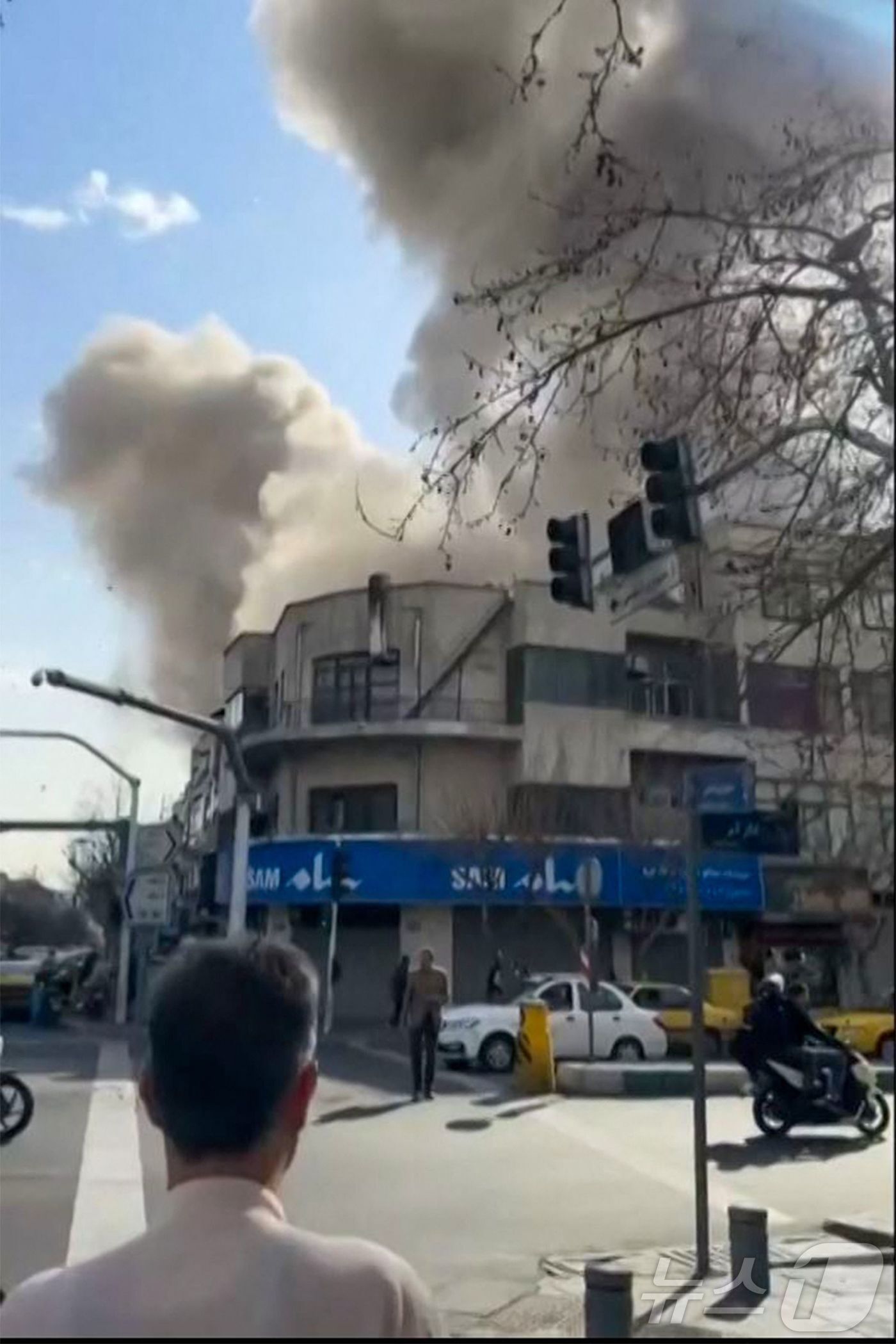 본문 이미지 - 미국과 이스라엘이 이란에 대한 공격을 개시한 28일(현지시간) 이란 수도 테헤란에서 연기가 피어오르고 있다. 2026.2.28 ⓒ AFP=뉴스1