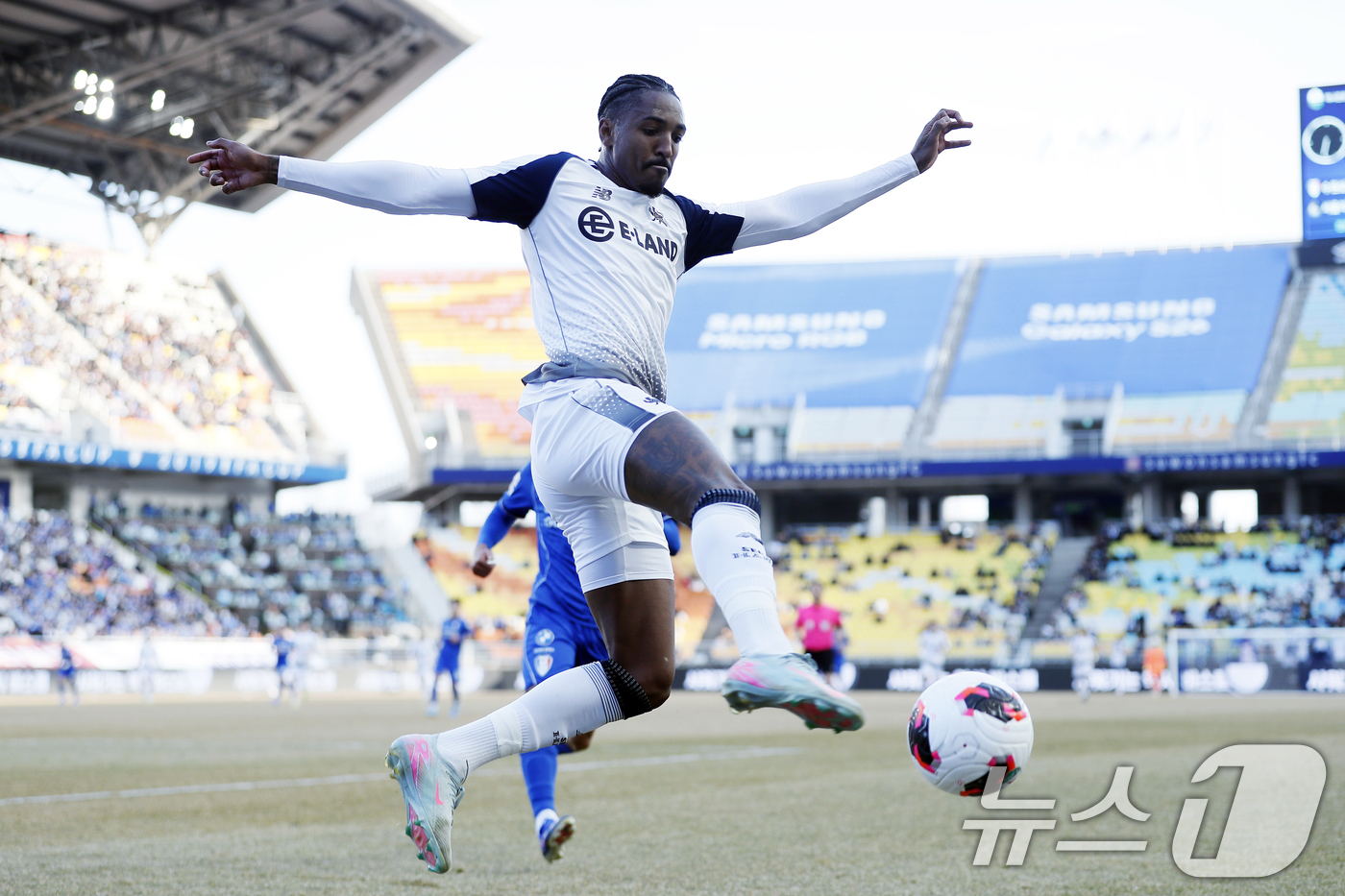 (수원=뉴스1) 박정호 기자 = 28일 오후 경기도 수원시 팔달구 월드컵로 수원월드컵경기장에서 열린 하나은행 K리그2 2026 1라운드 수원삼성과 서울이랜드의 경기에서 이랜드 가브 …