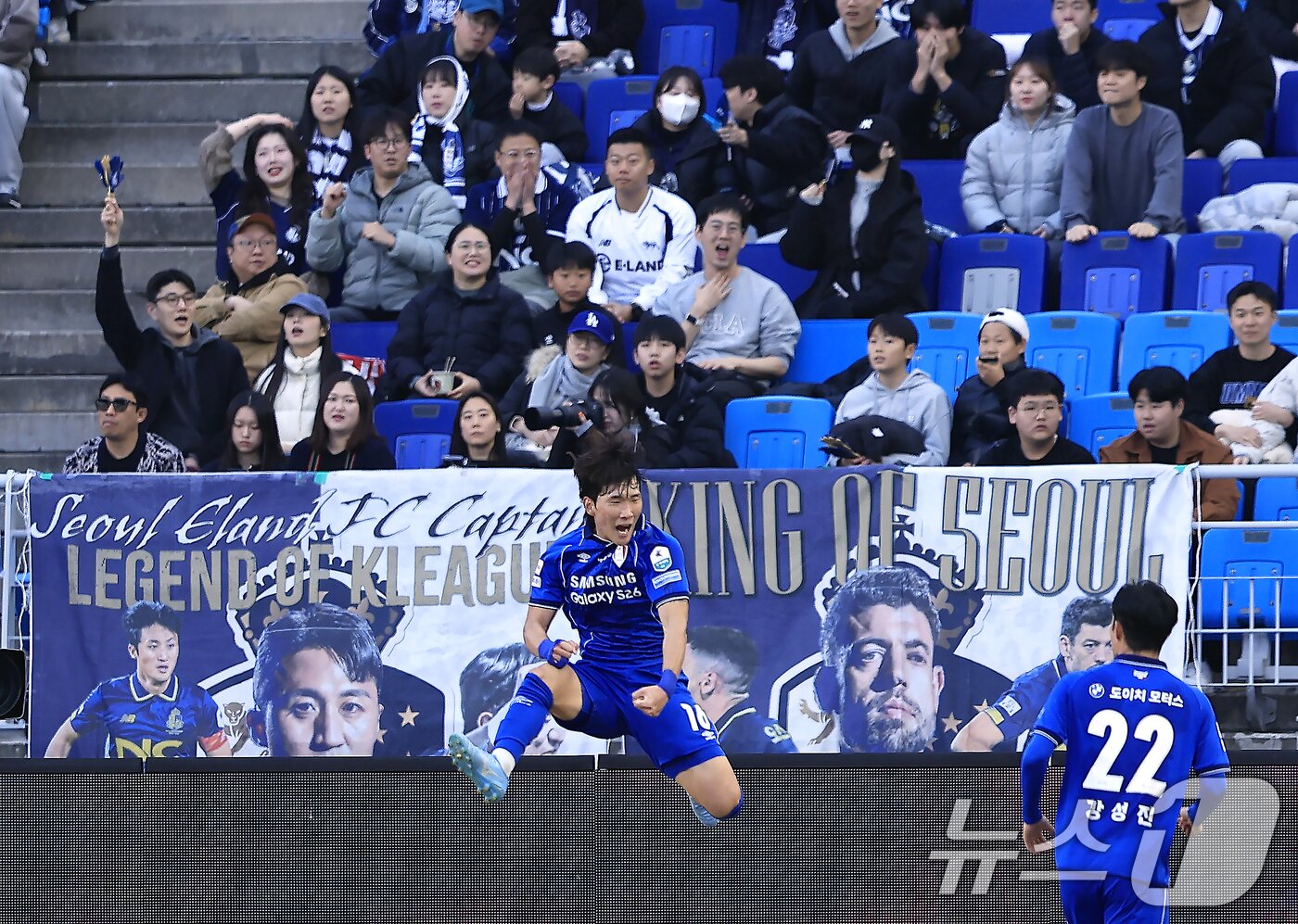 본문 이미지 - 28일 오후 경기도 수원시 팔달구 월드컵로 수원월드컵경기장에서 열린 하나은행 K리그2 2026 1라운드 수원삼성과 서울이랜드의 경기에서 전반 수원 박현빈이 동점골을 넣은 뒤 세리머니를 하고 있다. 2026.2.28 ⓒ 뉴스1 박정호 기자