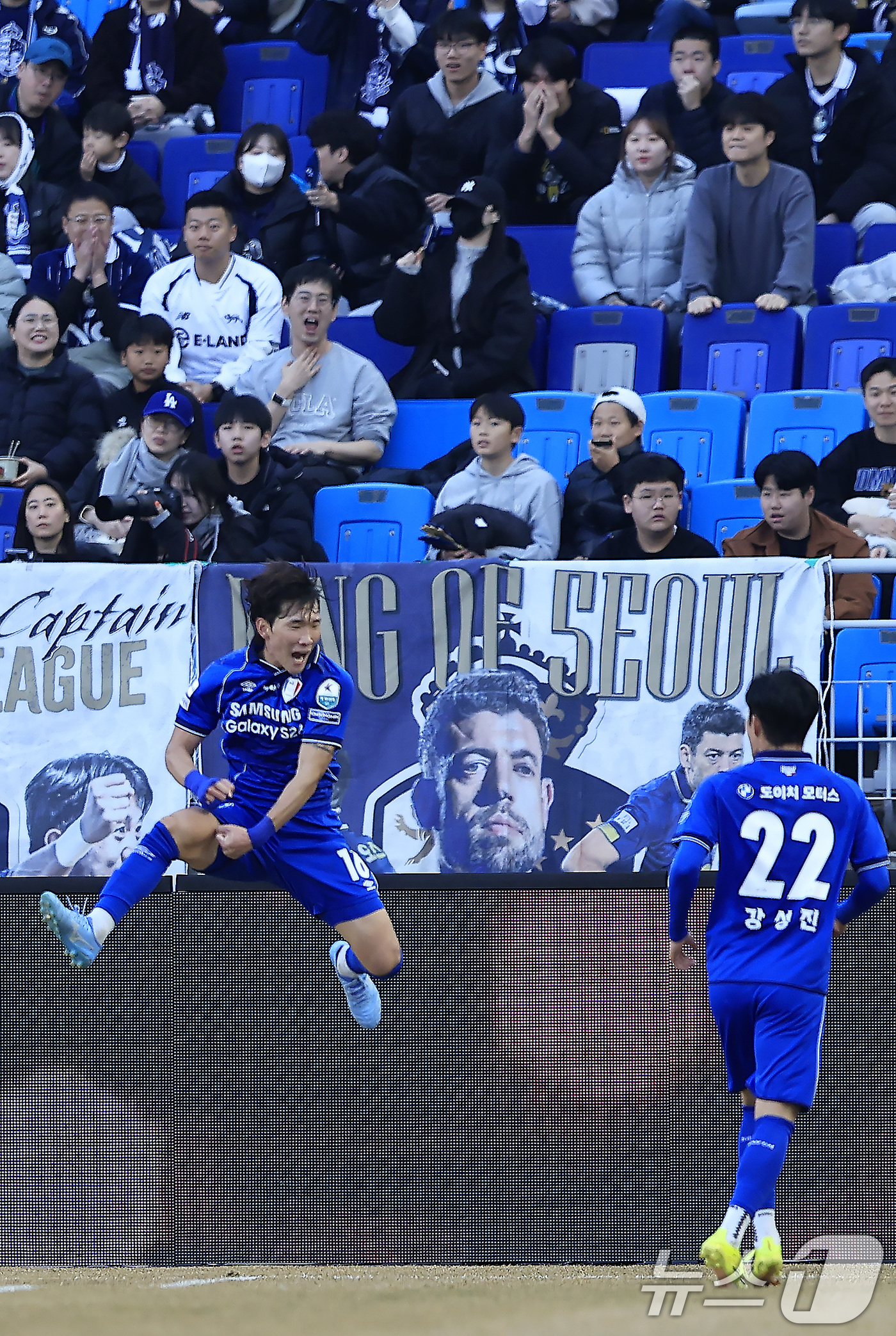 (수원=뉴스1) 박정호 기자 = 28일 오후 경기도 수원시 팔달구 월드컵로 수원월드컵경기장에서 열린 하나은행 K리그2 2026 1라운드 수원삼성과 서울이랜드의 경기에서 전반 수원 …