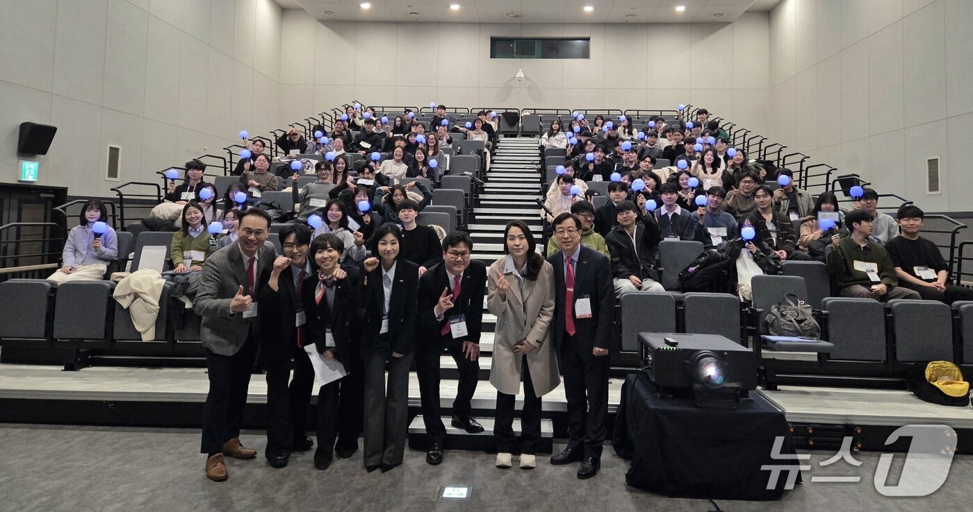 본문 이미지 - '냥학퀴즈왕을 찾아라' 대회 참가자들과 한국고양이수의사회 관계자들이 대회 시작 전 기념 사진을 찍고 있다. ⓒ 뉴스1 한송아 기자