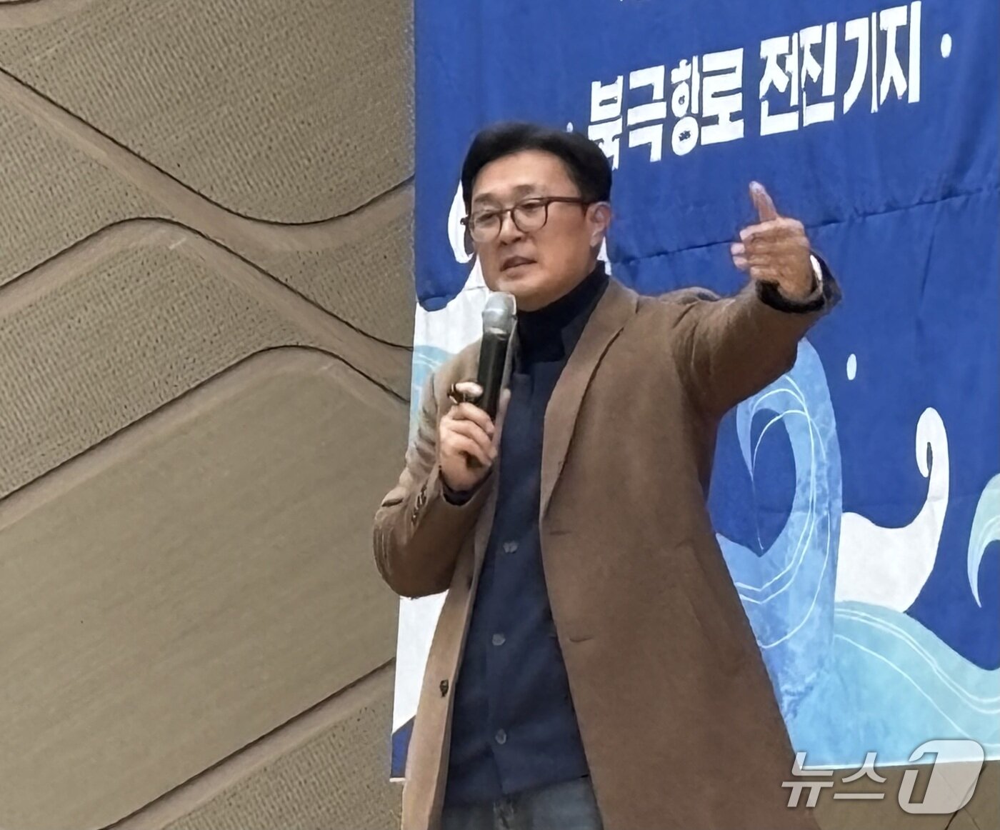 본문 이미지 - 전성현 동아대 사학과 교수가 지난달 27일 열린 심포지엄에서 발표하는 모습 ⓒ 뉴스1 홍윤 기자