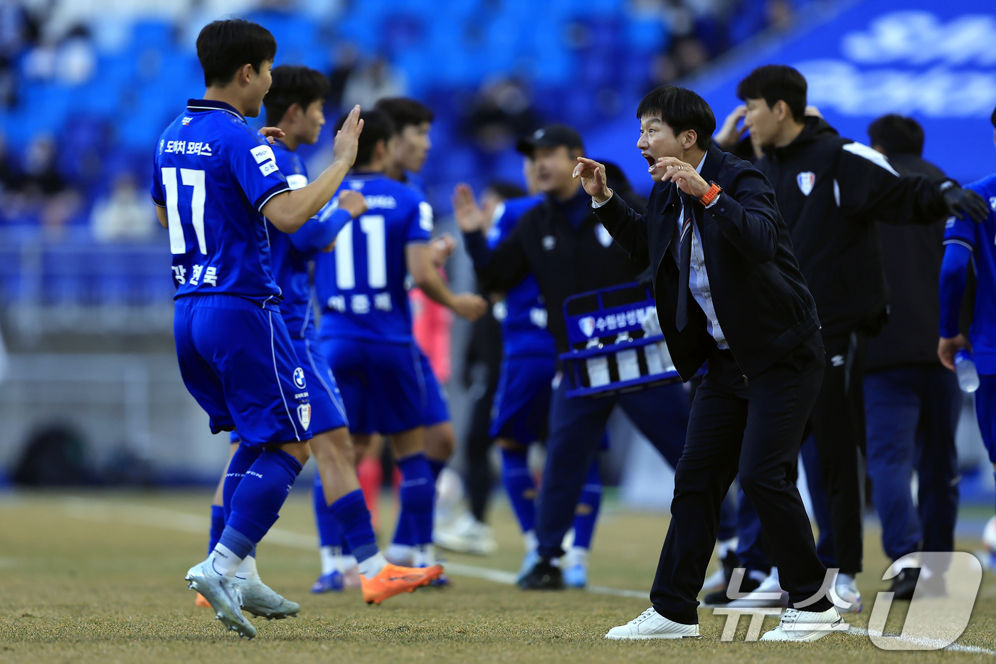 (수원=뉴스1) 박정호 기자 = 이정효 수원삼성 감독이 28일 오후 경기도 수원시 팔달구 월드컵로 수원월드컵경기장에서 열린 하나은행 K리그2 2026 1라운드 수원삼성과 서울이랜드 …