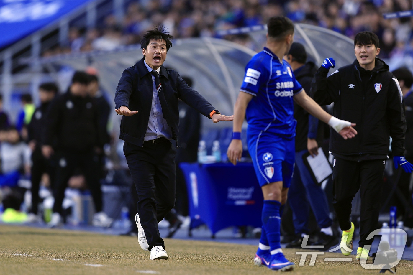 (수원=뉴스1) 박정호 기자 = 이정효 수원삼성 감독이 28일 오후 경기도 수원시 팔달구 월드컵로 수원월드컵경기장에서 열린 하나은행 K리그2 2026 1라운드 수원삼성과 서울이랜드 …