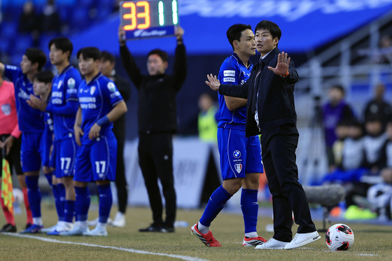 4명 교체 투입하는 이정효 감독