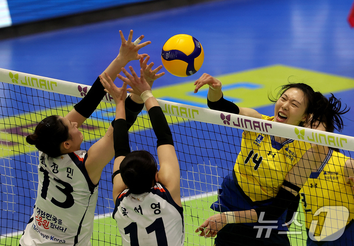 (서울=뉴스1) = 28일 수원실내체육관에서 열린 진에어 2025-26 V-리그 프로배구대회 현대건설과 기업은행과의 경기에서 현대건설 양효진이 공격하고 있다. (현대건설 배구단 제 …