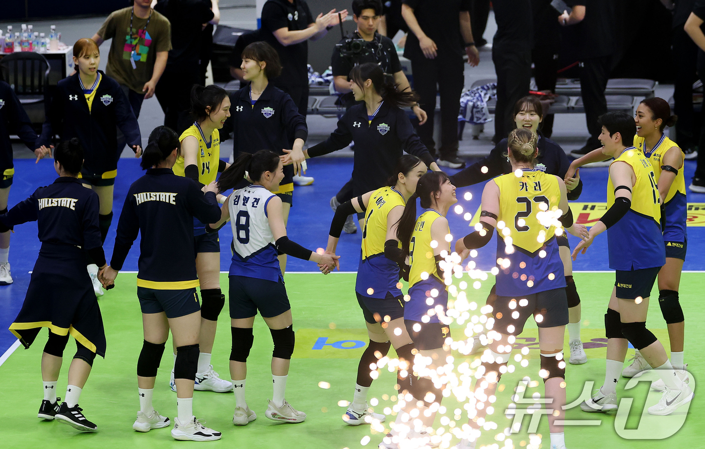 (서울=뉴스1) = 28일 수원실내체육관에서 열린 진에어 2025-26 V-리그 프로배구대회 현대건설과 기업은행과의 경기에서 3-1로 승리한 현대건설 선수들이 환호하고 있다. (현 …