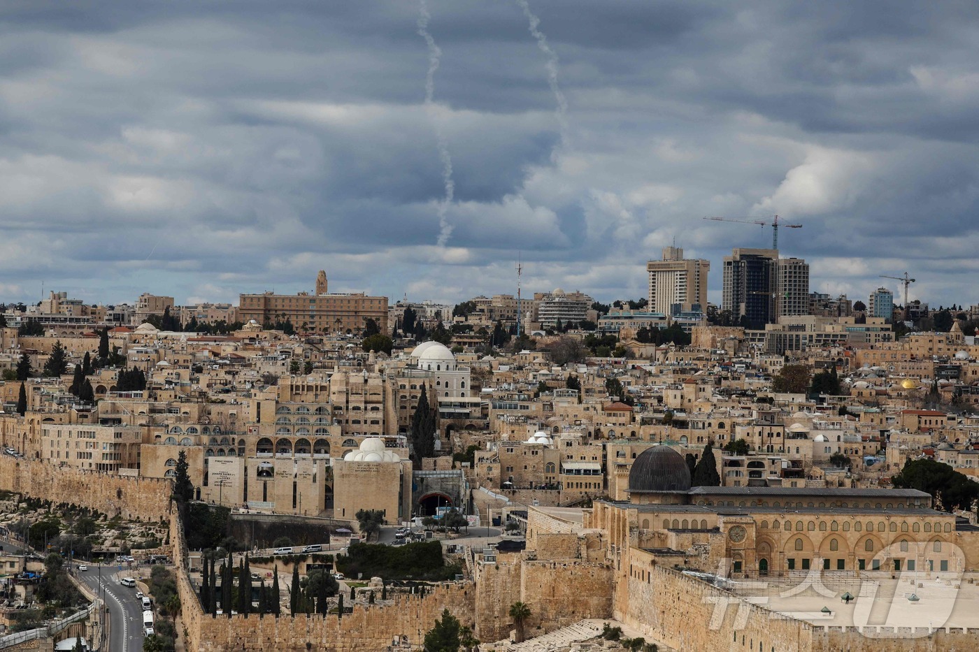 (예루살렘 AFP=뉴스1) 오대일 기자 = 미국과 이스라엘이 이란에 대한 공습을 감행한 28일(현지시간) 예루살렘 상공에 이스라엘의 아이언 돔 미사일 방어 시스템에서 발사된 로켓 …