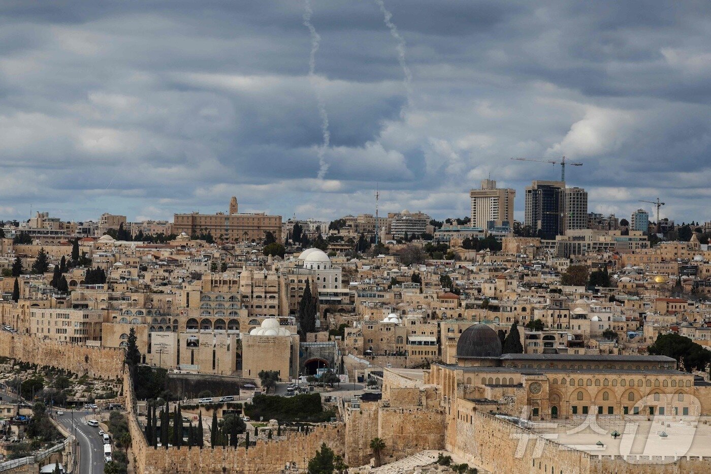 본문 이미지 - 미국과 이스라엘이 이란에 대한 공습을 감행한 28일(현지시간) 예루살렘 상공에 이스라엘의 아이언 돔 미사일 방어 시스템에서 발사된 로켓 흔적이 보인다. ⓒ AFP=뉴스1