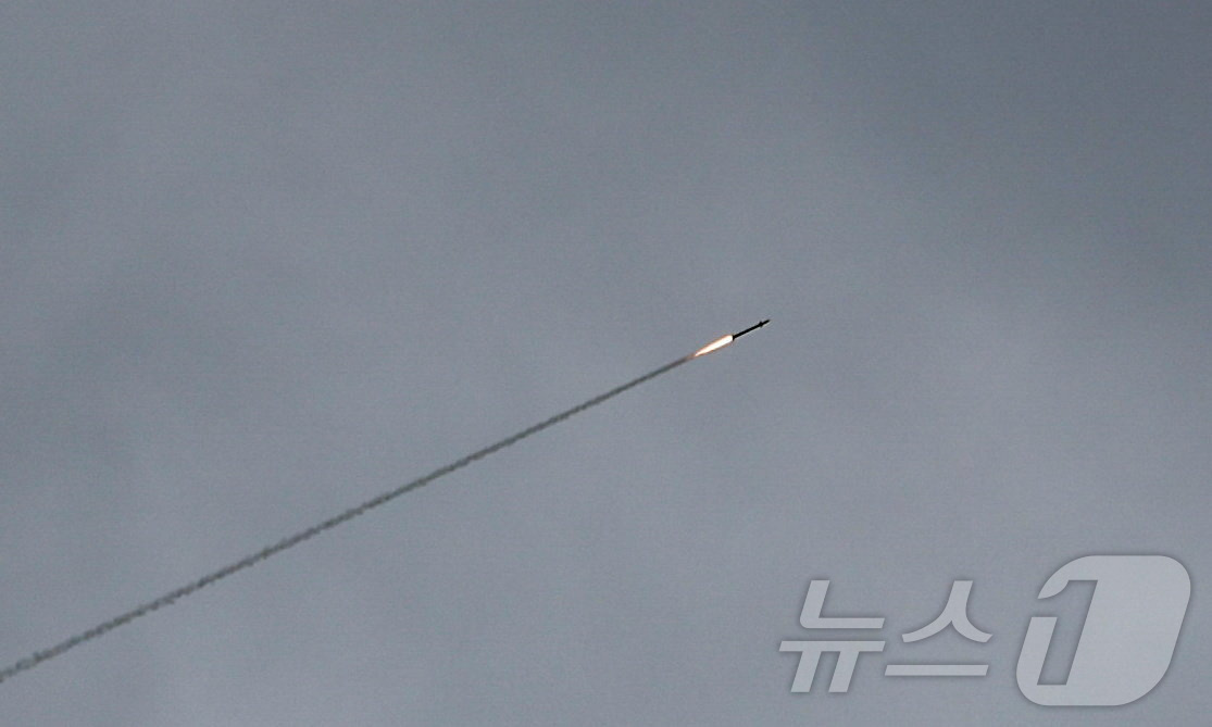 (예루살렘 로이터=뉴스1) = 미국과 이스라엘이 이란에 대한 공습을 감행한 28일(현지시간) 예루살렘 상공에 이스라엘의 방어 시스템이 작동하고 있다.ⓒ 로이터=뉴스1