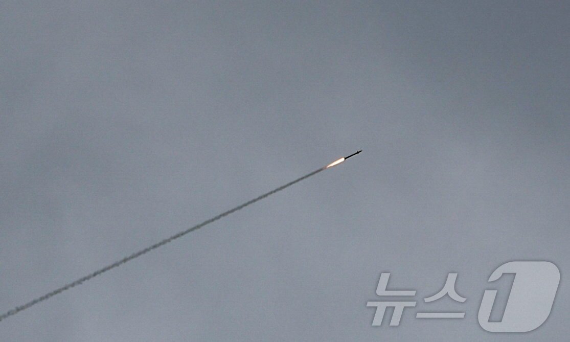 본문 이미지 - 미국과 이스라엘이 이란에 대한 공습을 감행한 28일(현지시간) 예루살렘 상공에 이스라엘의 방어 시스템이 작동하고 있다. ⓒ 로이터=뉴스1