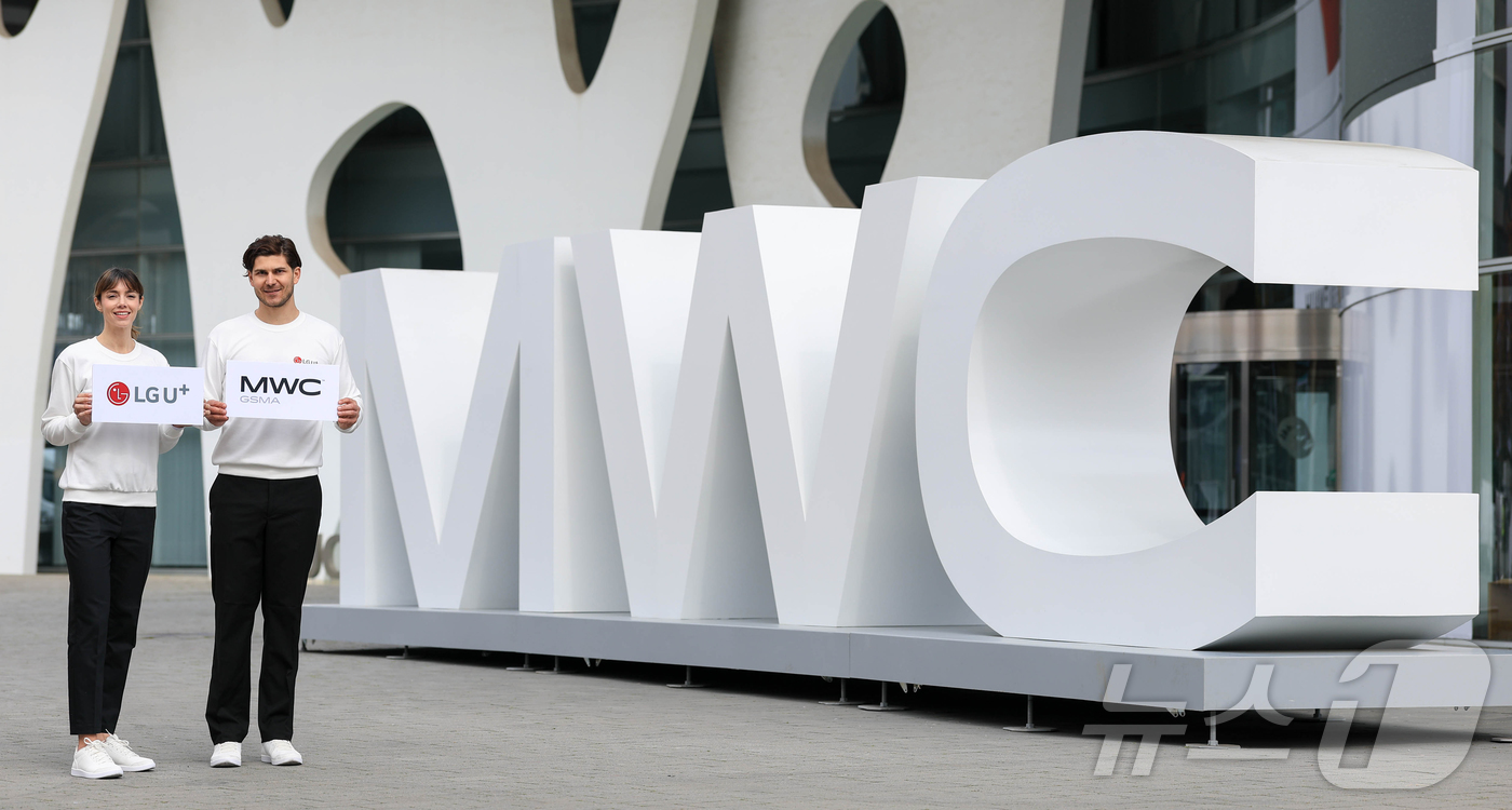 (바르셀로나=뉴스1) 사진공동취재단 = 27일(현지시간) 모바일월드콩그레스(MWC) 2026이 열리는 스페인 바르셀로나 피라 그란 비아 전시장 앞에서 LG유플러스 현지 관계자들이 …