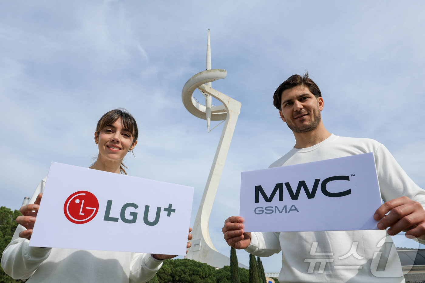 (바르셀로나=뉴스1) 사진공동취재단 = 27일(현지시간) 모바일월드콩그레스(MWC) 2026이 열리는 스페인 바르셀로나에서 LG유플러스 현지 관계자들이 몬주익 통신타워를 배경으로 …
