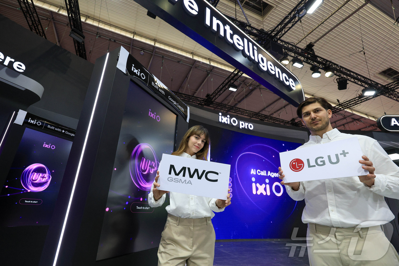 (바르셀로나=뉴스1) 사진공동취재단 = 27일(현지시간) 모바일월드콩그레스(MWC) 2026이 열리는 스페인 바르셀로나 피라 그란 비아 내 LG유플러스 전시관에서 현지 관계자들이 …