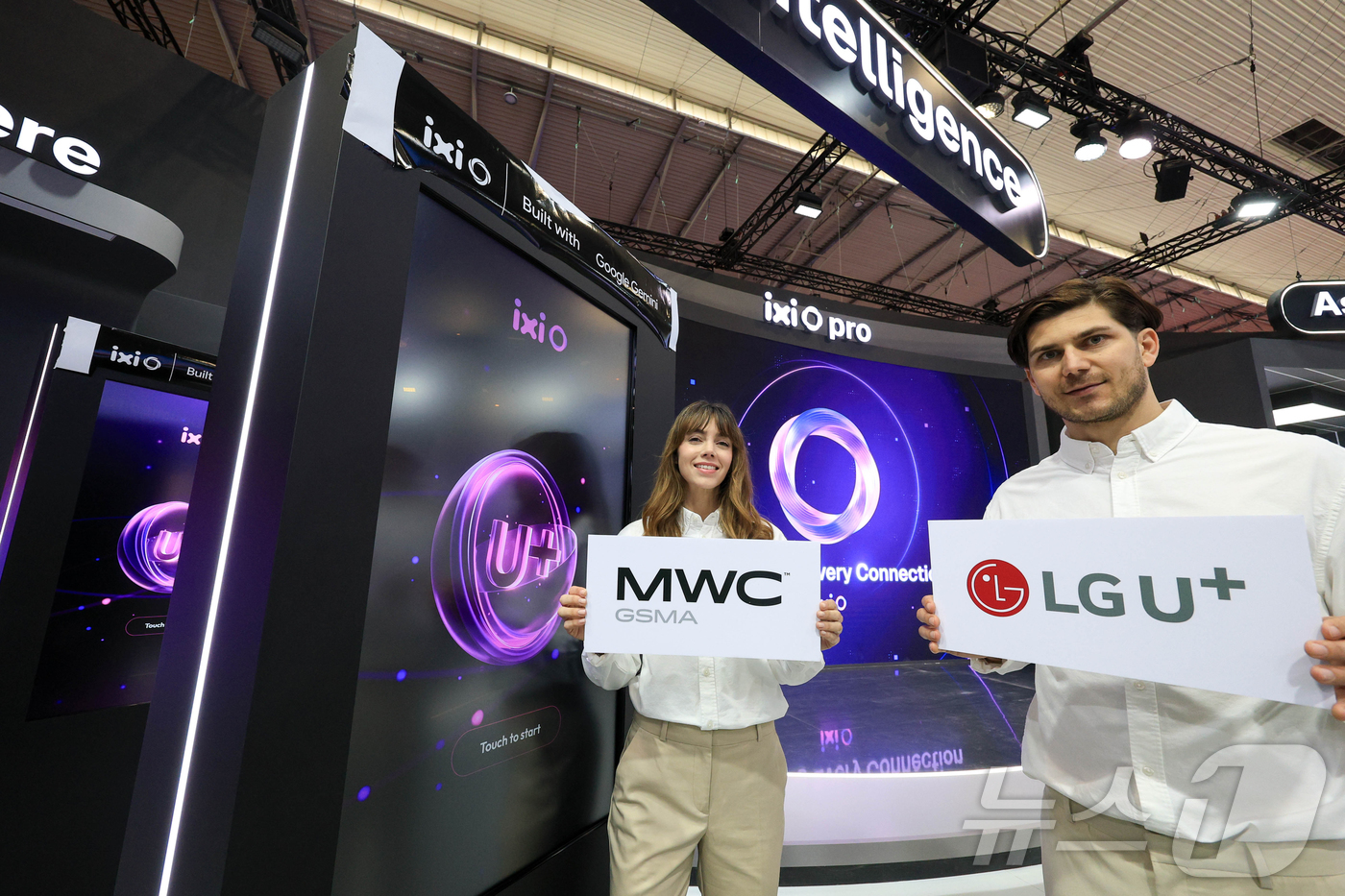 (바르셀로나=뉴스1) 사진공동취재단 = 27일(현지시간) 모바일월드콩그레스(MWC) 2026이 열리는 스페인 바르셀로나 피라 그란 비아 내 LG유플러스 전시관에서 현지 관계자들이 …