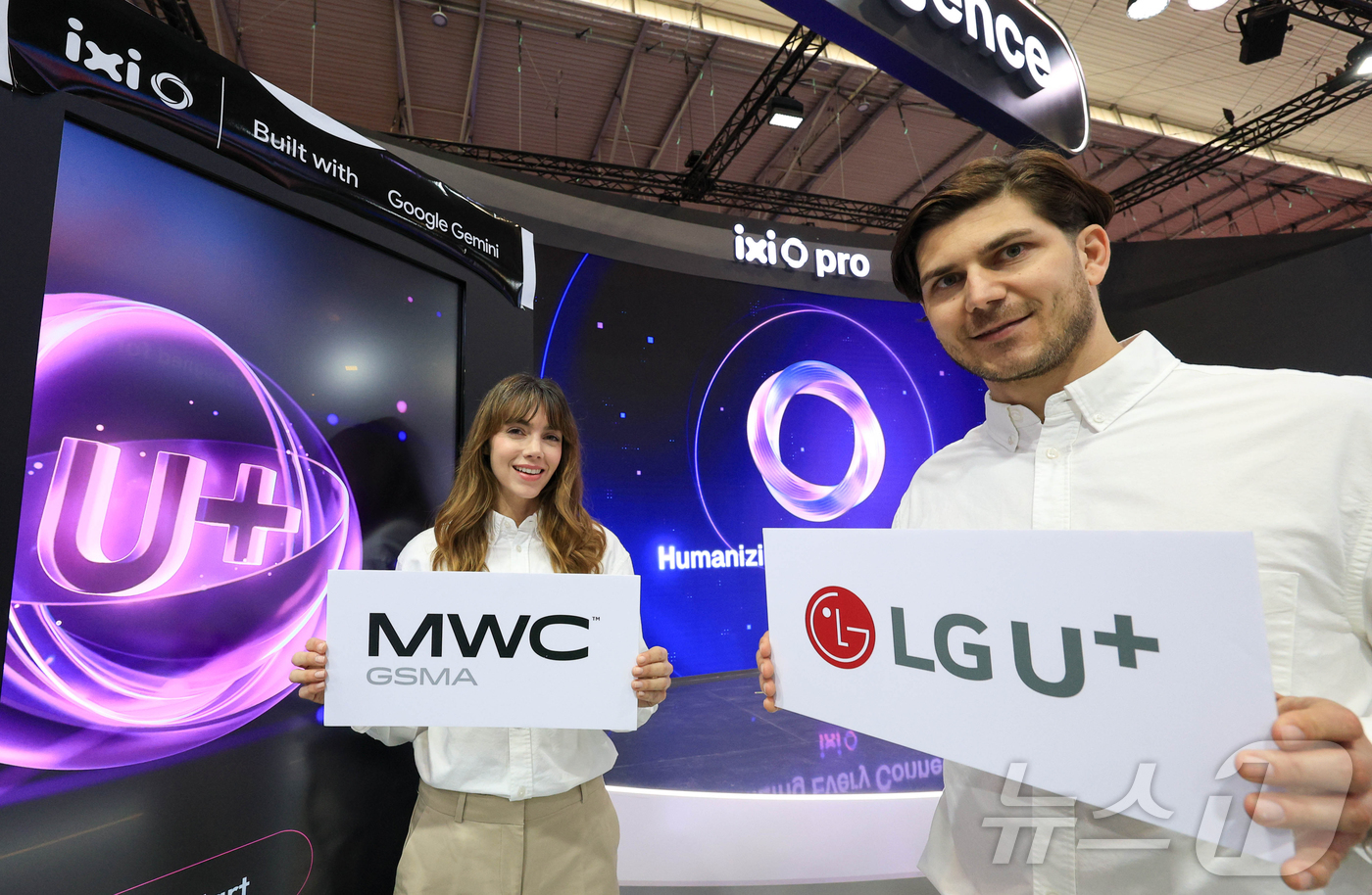 (바르셀로나=뉴스1) 사진공동취재단 = 27일(현지시간) 모바일월드콩그레스(MWC) 2026이 열리는 스페인 바르셀로나 피라 그란 비아 내 LG유플러스 전시관에서 현지 관계자들이 …