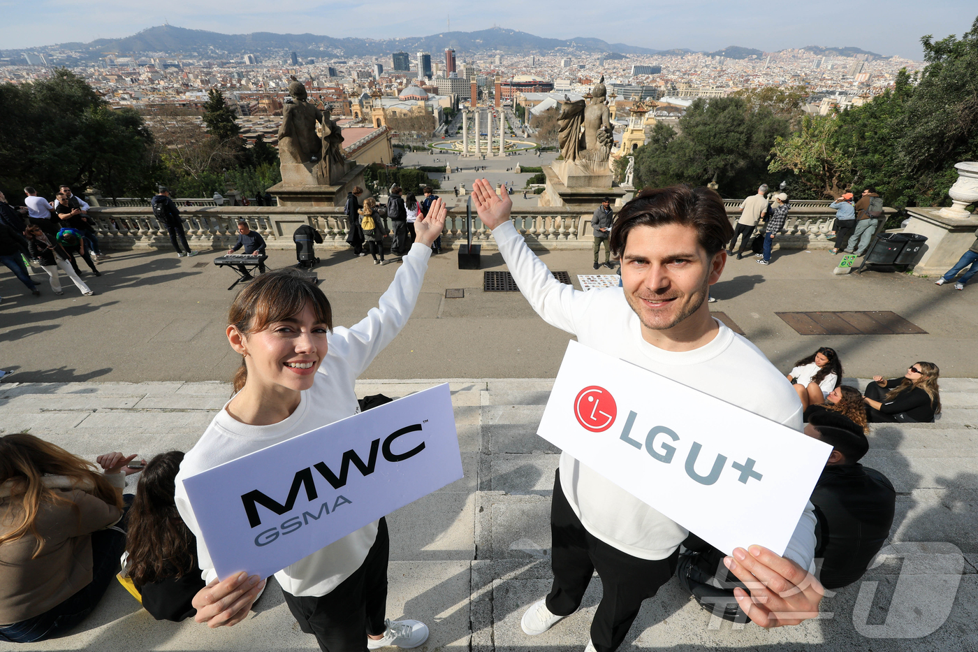 (바르셀로나=뉴스1) 사진공동취재단 = 27일(현지시간) 모바일월드콩그레스(MWC) 2026이 열리는 스페인 바르셀로나에서 LG유플러스 현지 관계자들이 바르셀로나 시내를 배경으로 …