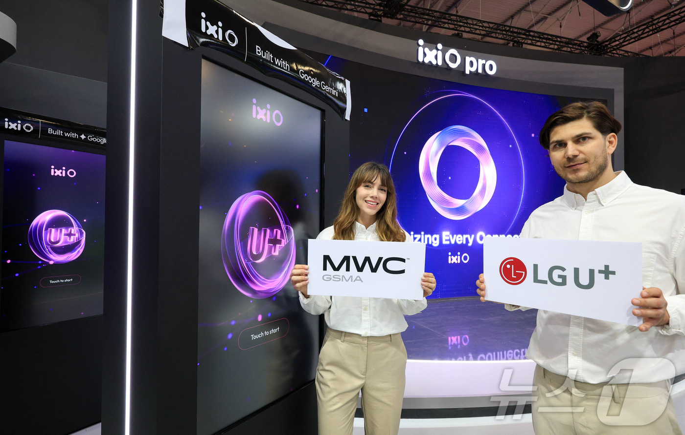 (바르셀로나=뉴스1) 사진공동취재단 = 27일(현지시간) 모바일월드콩그레스(MWC) 2026이 열리는 스페인 바르셀로나 피라 그란 비아 내 LG유플러스 전시관에서 현지 관계자들이 …