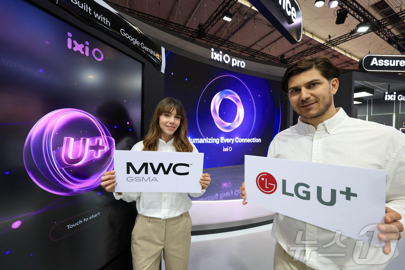 (바르셀로나=뉴스1) 사진공동취재단 = 27일(현지시간) 모바일월드콩그레스(MWC) 2026이 열리는 스페인 바르셀로나 피라 그란 비아 내 LG유플러스 전시관에서 현지 관계자들이 …