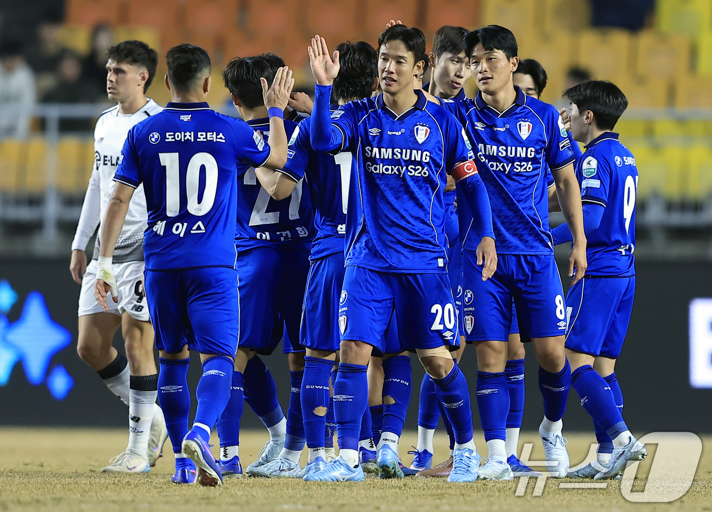 (수원=뉴스1) 박정호 기자 = 28일 오후 경기도 수원시 팔달구 월드컵로 수원월드컵경기장에서 열린 하나은행 K리그2 2026 1라운드 수원삼성과 서울이랜드의 경기에서 2대 1 역 …