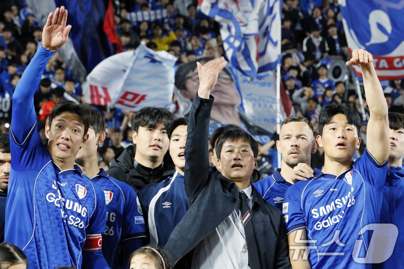 본문 이미지 - 28일 오후 경기도 수원시 팔달구 월드컵로 수원월드컵경기장에서 열린 하나은행 K리그2 2026 1라운드 수원삼성과 서울이랜드의 경기에서 2대 1 역전승을 거둔 수원삼성 이정효 감독과 주장 홍정호 등이 역전골의 주인공 강현묵을 향해 빨리 올 것을 요구하고 있다. 2026.2.28 ⓒ 뉴스1 박정호 기자