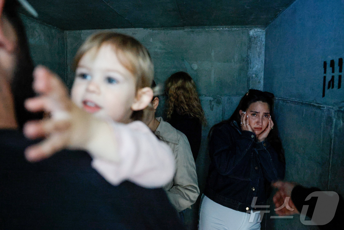 (애쉬켈론 로이터=뉴스1) = 미국과 이스라엘이 이란에 대한 공습을 감행한 28일(현지시간) 이스라엘 애쉬켈론에서 주민들이 이란의 보복 공격에 대비해 대피하고 있다. ⓒ 로이터=뉴 …