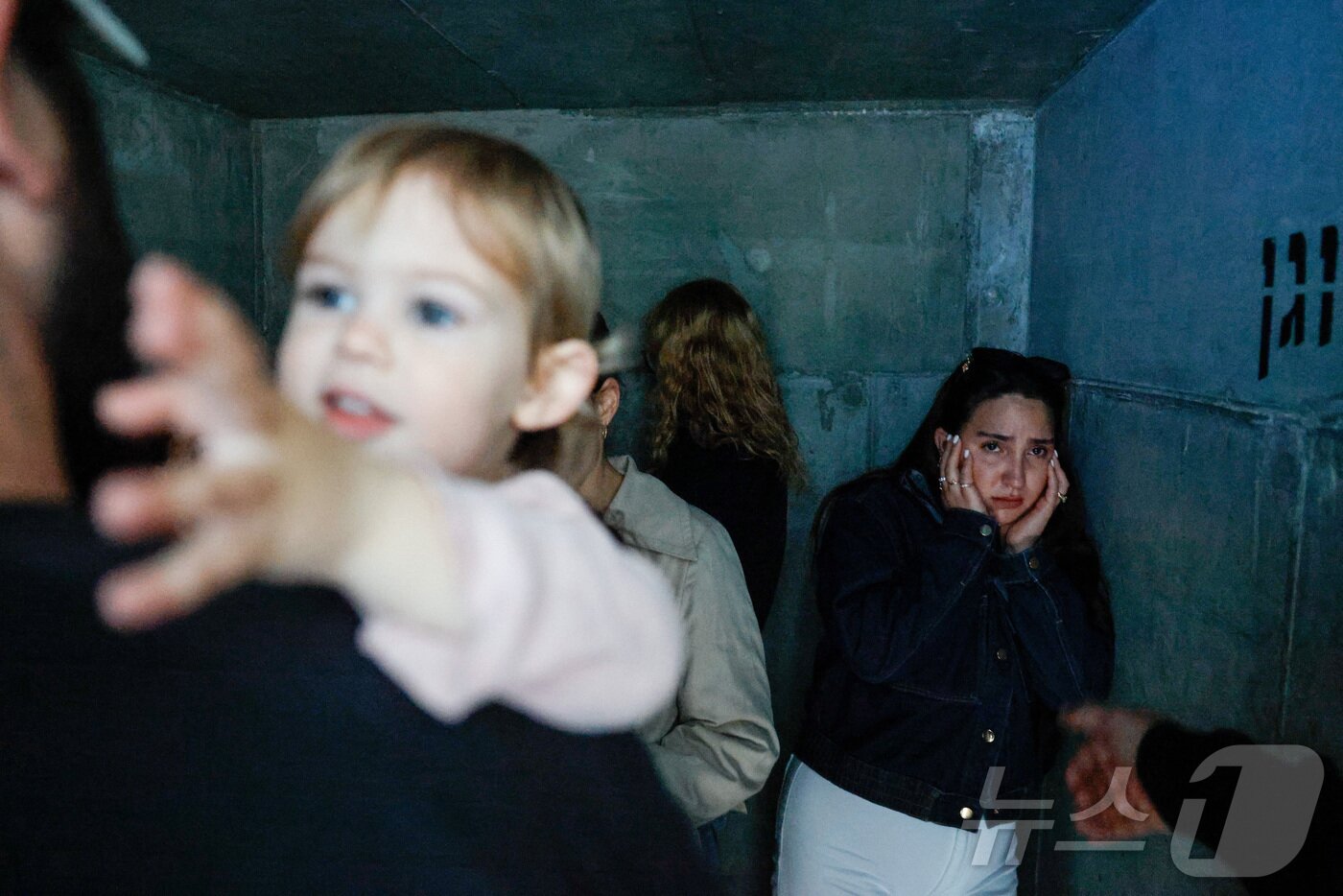 본문 이미지 - 미국과 이스라엘이 이란에 대한 공습을 감행한 28일(현지시간) 이스라엘 애쉬켈론에서 주민들이 이란의 보복 공격에 대비해 대피하고 있다. ⓒ 로이터=뉴스1