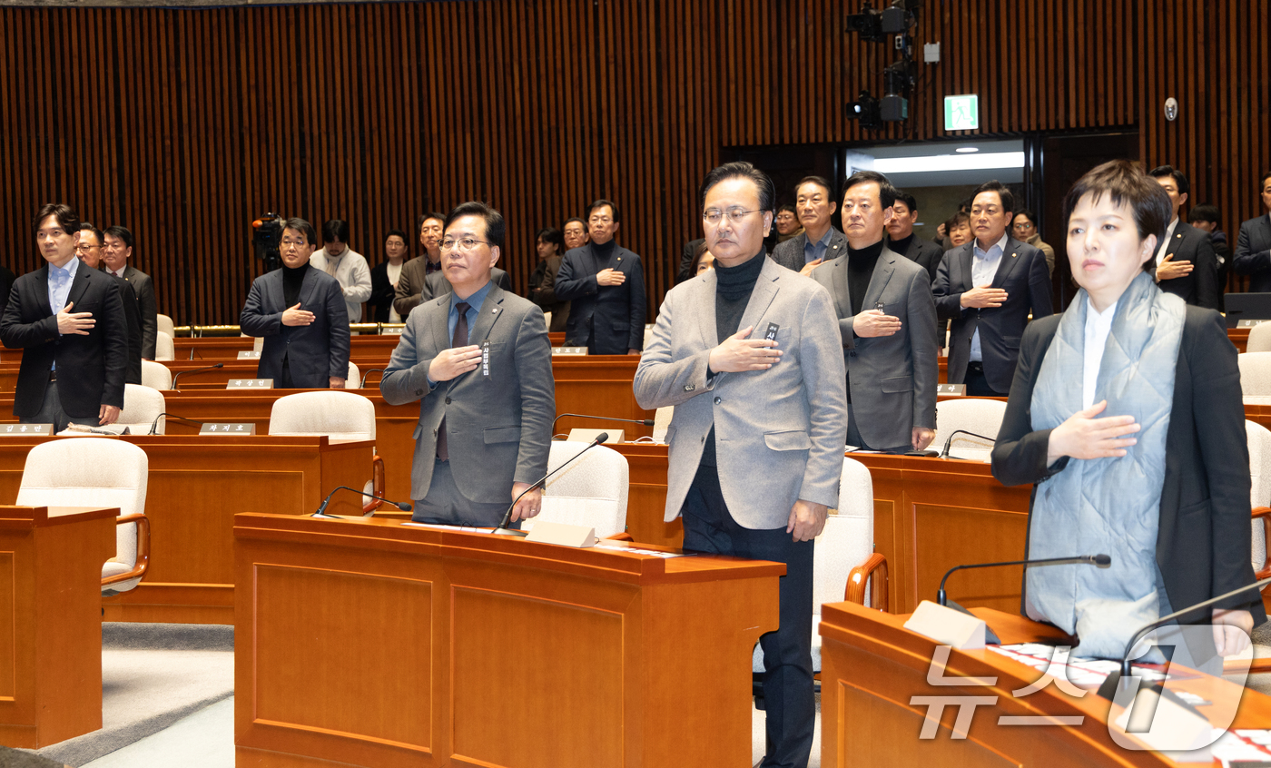 (서울=뉴스1) 이승배 기자 = 송언석 국민의힘 원내대표가 28일 서울 여의도 국회에서 열린 의원총회에서 국민의례하고 있다. 2026.2.28/뉴스1