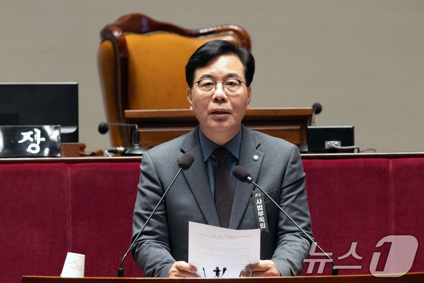 (서울=뉴스1) 이승배 기자 = 송언석 국민의힘 원내대표가 28일 서울 여의도 국회에서 열린 의원총회에서 발언하고 있다. 2026.2.28/뉴스1