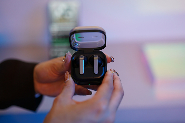 삼성 '갤버즈4' "통화 품질 위해 입 안의 말소리도 모았다"