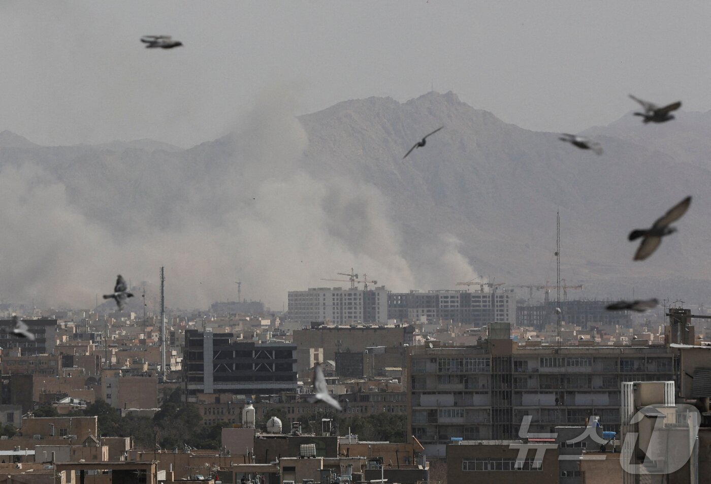 본문 이미지 - 28일(현지시간) 이란 수도 테헤란에서 미국과 이스라엘의 미사일 공격으로 연기가 피어오르고 있다. 2026.02.28 ⓒ 로이터=뉴스1