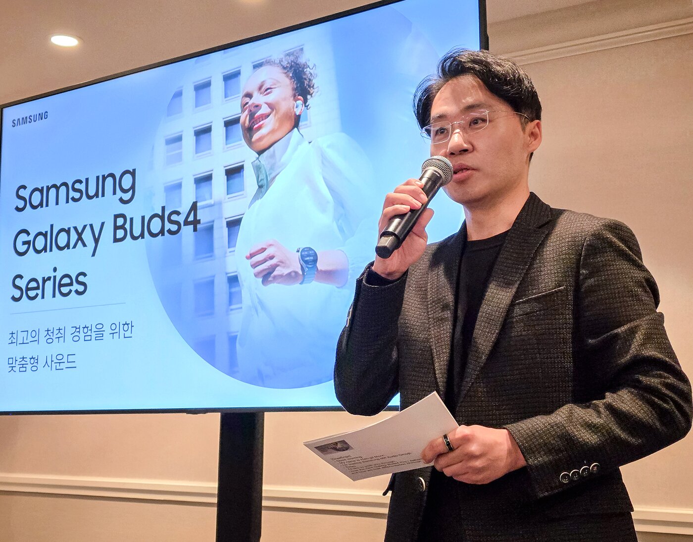 본문 이미지 - 문한길 삼성전자 MX사업부 오디오그룹 마스터는 26일(현지시간) 미국 샌프란시스코에서 한국 언론 대상 브리핑을 열고 '갤럭시버즈4' 시리즈에 담긴 사운드 기술을 설명했다. (삼성전자 제공)