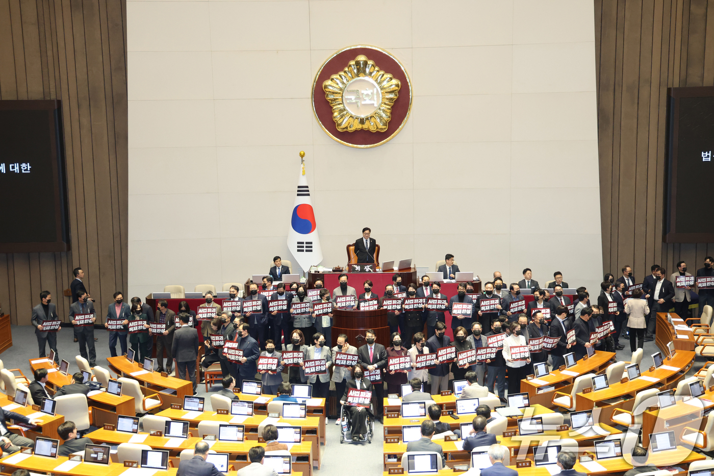 (서울=뉴스1) 이승배 기자 = 28일 서울 여의도 국회에서 열린 제432회 국회(임시회) 제8차 본회의에서 대법관 증원을 골자로 하는 법원조직법 일부개정법률안(대안)에 대한 무제 …