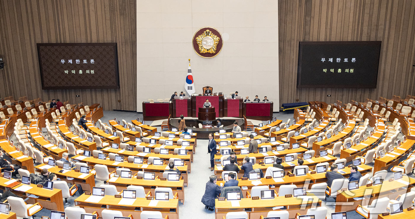 (서울=뉴스1) 이승배 기자 = 28일 서울 여의도 국회에서 열린 제432회 국회(임시회) 제8차 본회의에서 박덕흠 국민의힘 의원이 국민투표법 전부개정법률안(대안) 수정안에 대해 …