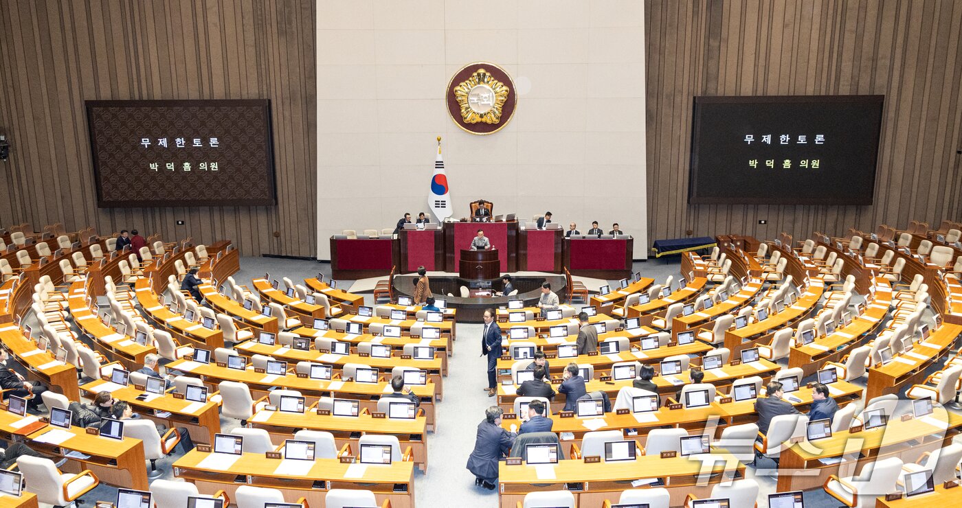 본문 이미지 - 28일 서울 여의도 국회에서 열린 제432회 국회(임시회) 제8차 본회의에서 박덕흠 국민의힘 의원이 국민투표법 전부개정법률안(대안) 수정안에 대해 무제한토론(필리버스터)을 하고 있다. 2026.2.28 ⓒ 뉴스1 이승배 기자