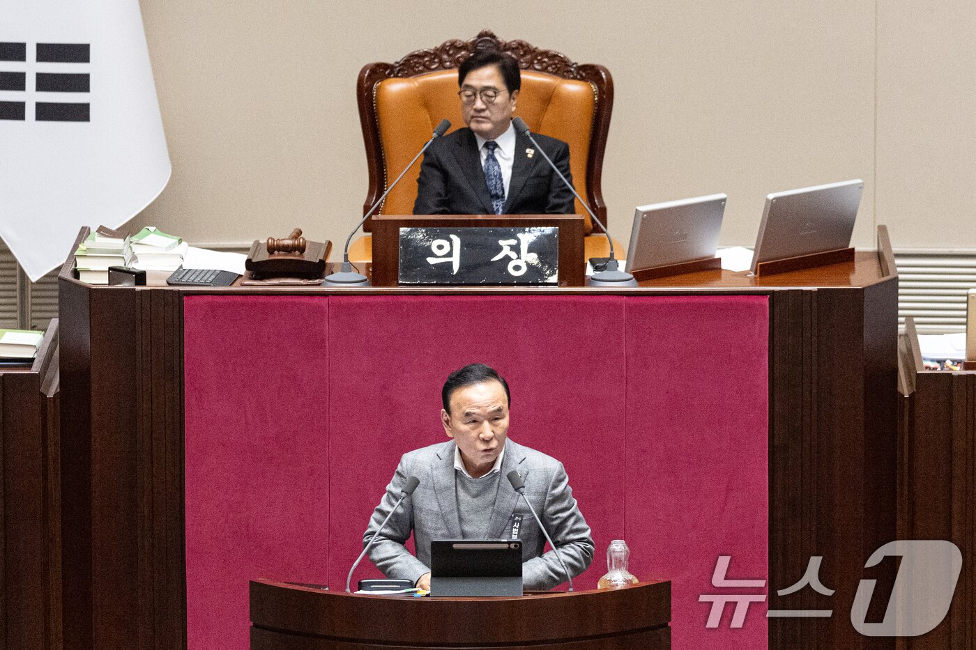 본문 이미지 - 28일 서울 여의도 국회에서 열린 제432회 국회(임시회) 제8차 본회의에서 박덕흠 국민의힘 의원이 국민투표법 전부개정법률안(대안) 수정안에 대해 무제한토론(필리버스터)을 하고 있다. 2026.2.28 ⓒ 뉴스1 이승배 기자