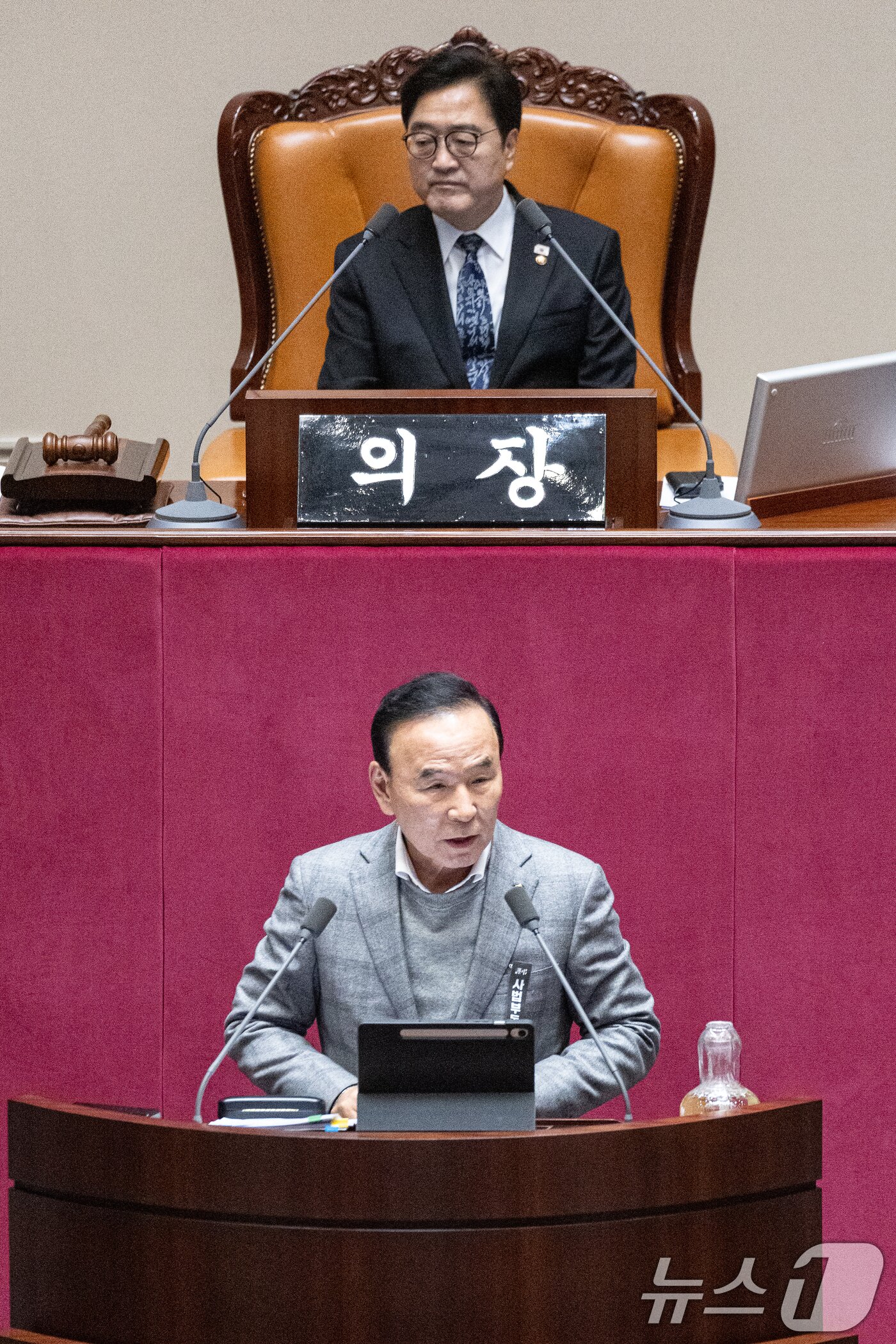 본문 이미지 - 28일 서울 여의도 국회에서 열린 제432회 국회(임시회) 제8차 본회의에서 박덕흠 국민의힘 의원이 국민투표법 전부개정법률안(대안) 수정안에 대해 무제한토론(필리버스터)을 하고 있다. 2026.2.28 ⓒ 뉴스1 이승배 기자