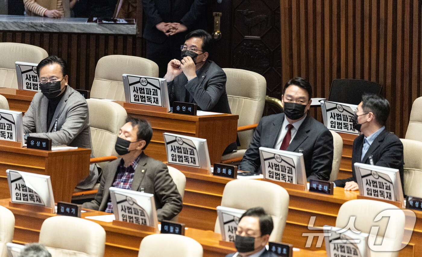 본문 이미지 - 28일 서울 여의도 국회에서 열린 제432회 국회(임시회) 제8차 본회의에서 대법관 증원을 골자로 하는 법원조직법 일부개정법률안(대안)에 대한 무제한토론 종결 투표를 앞두고 국민의힘 의원들이 검은 마스크를 쓰고 있다. 2026.2.28 ⓒ 뉴스1 이승배 기자