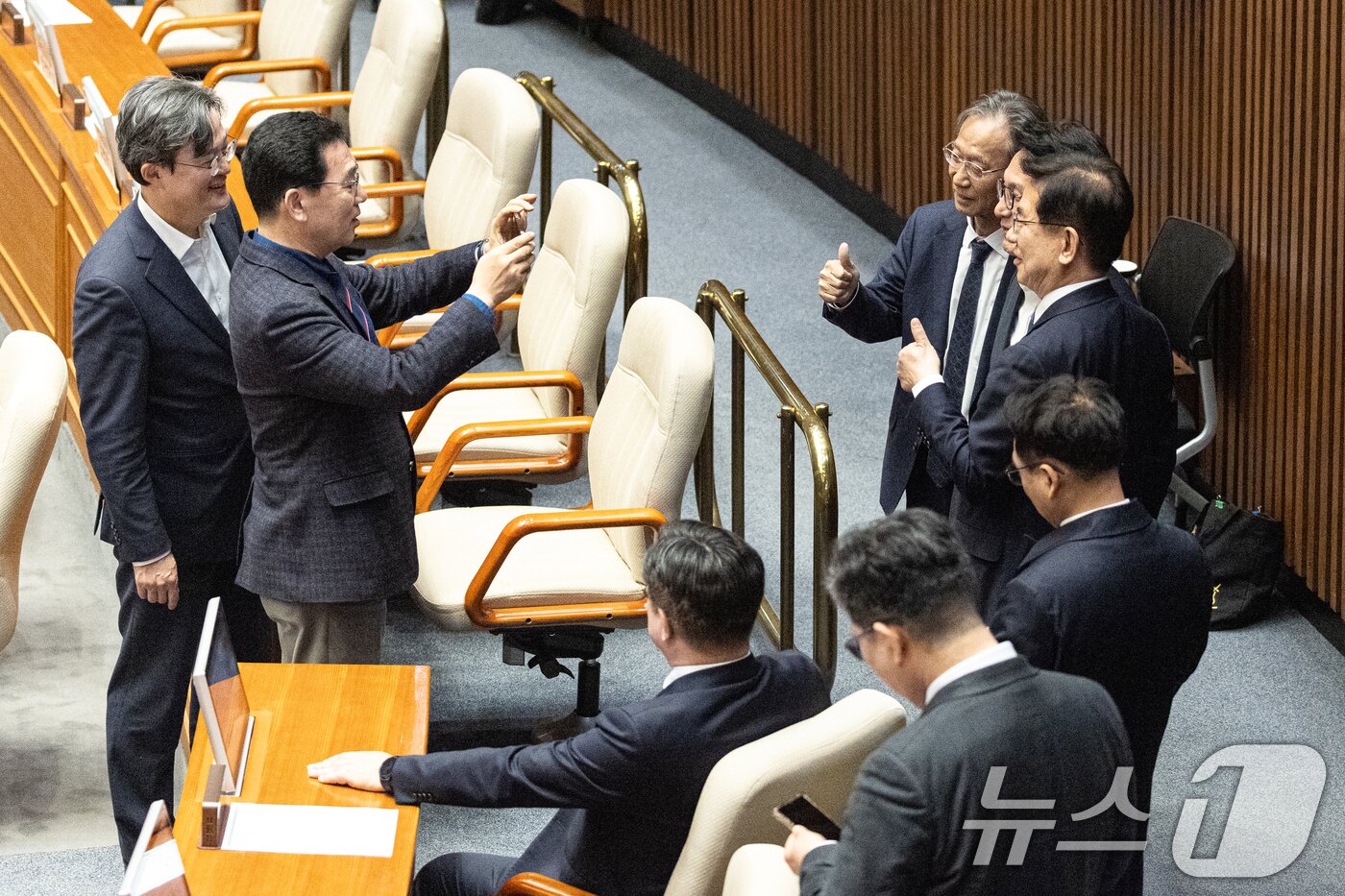 본문 이미지 - 28일 서울 여의도 국회에서 열린 제432회 국회(임시회) 제8차 본회의에서 더불어민주당 의원들이 김민석 국무총리와 사진 촬영하고 있다. 2026.2.28 ⓒ 뉴스1 이승배 기자