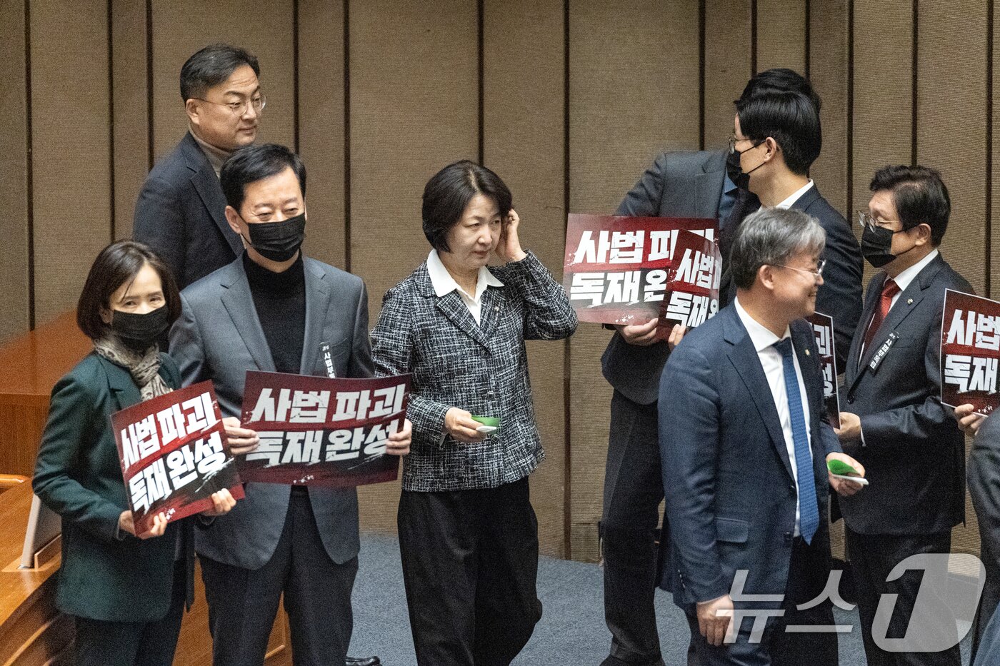 본문 이미지 - 추미애 더불어민주당 의원이 28일 서울 여의도 국회에서 열린 제432회 국회(임시회) 제8차 본회의에서 대법관 증원을 골자로 하는 법원조직법 일부개정법률안(대안)에 대한 무제한토론 종결 투표를 하고 있다. 2026.2.28 ⓒ 뉴스1 이승배 기자