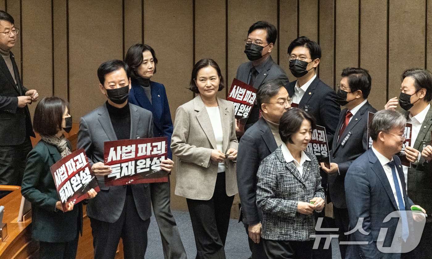 (서울=뉴스1) 이승배 기자 = 이해민 조국혁신당 의원이 28일 서울 여의도 국회에서 열린 제432회 국회(임시회) 제8차 본회의에서 대법관 증원을 골자로 하는 법원조직법 일부개정 …