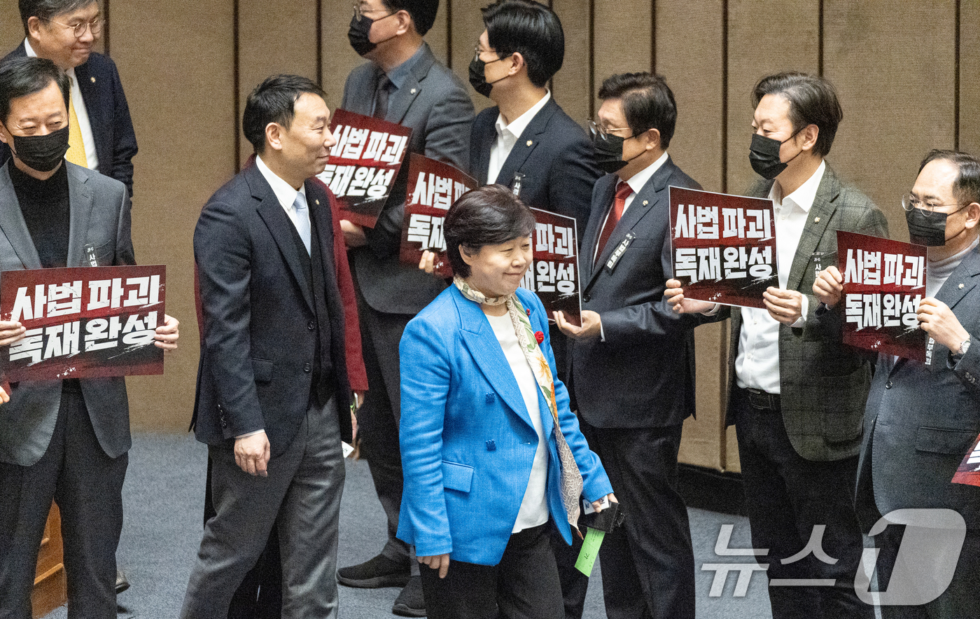 (서울=뉴스1) 이승배 기자 = 서영교, 김용민 더불어민주당 의원이 28일 서울 여의도 국회에서 열린 제432회 국회(임시회) 제8차 본회의에서 대법관 증원을 골자로 하는 법원조직 …