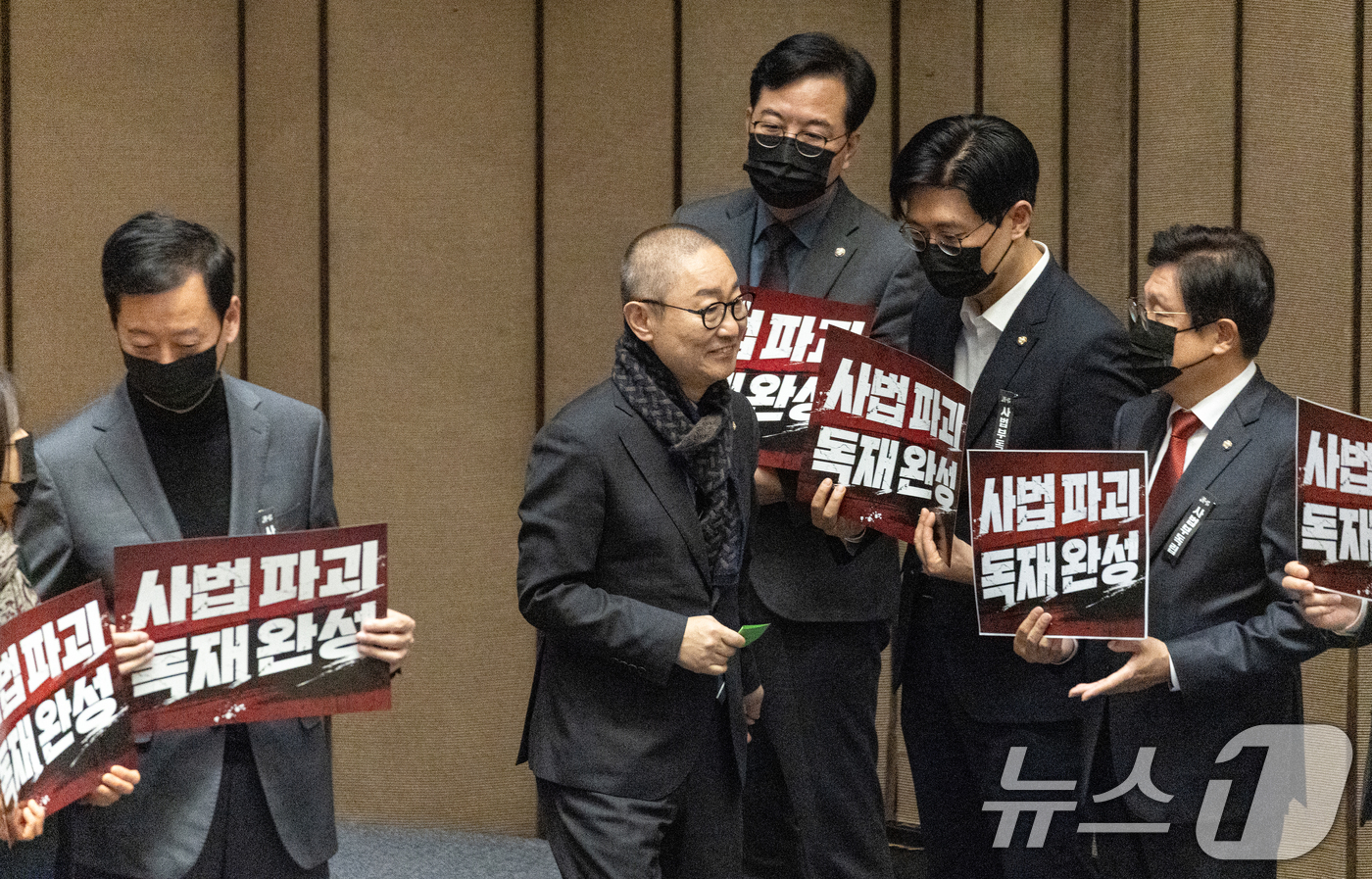 (서울=뉴스1) 이승배 기자 = 박범계 더불어민주당 의원이 28일 서울 여의도 국회에서 열린 제432회 국회(임시회) 제8차 본회의에서 대법관 증원을 골자로 하는 법원조직법 일부개 …