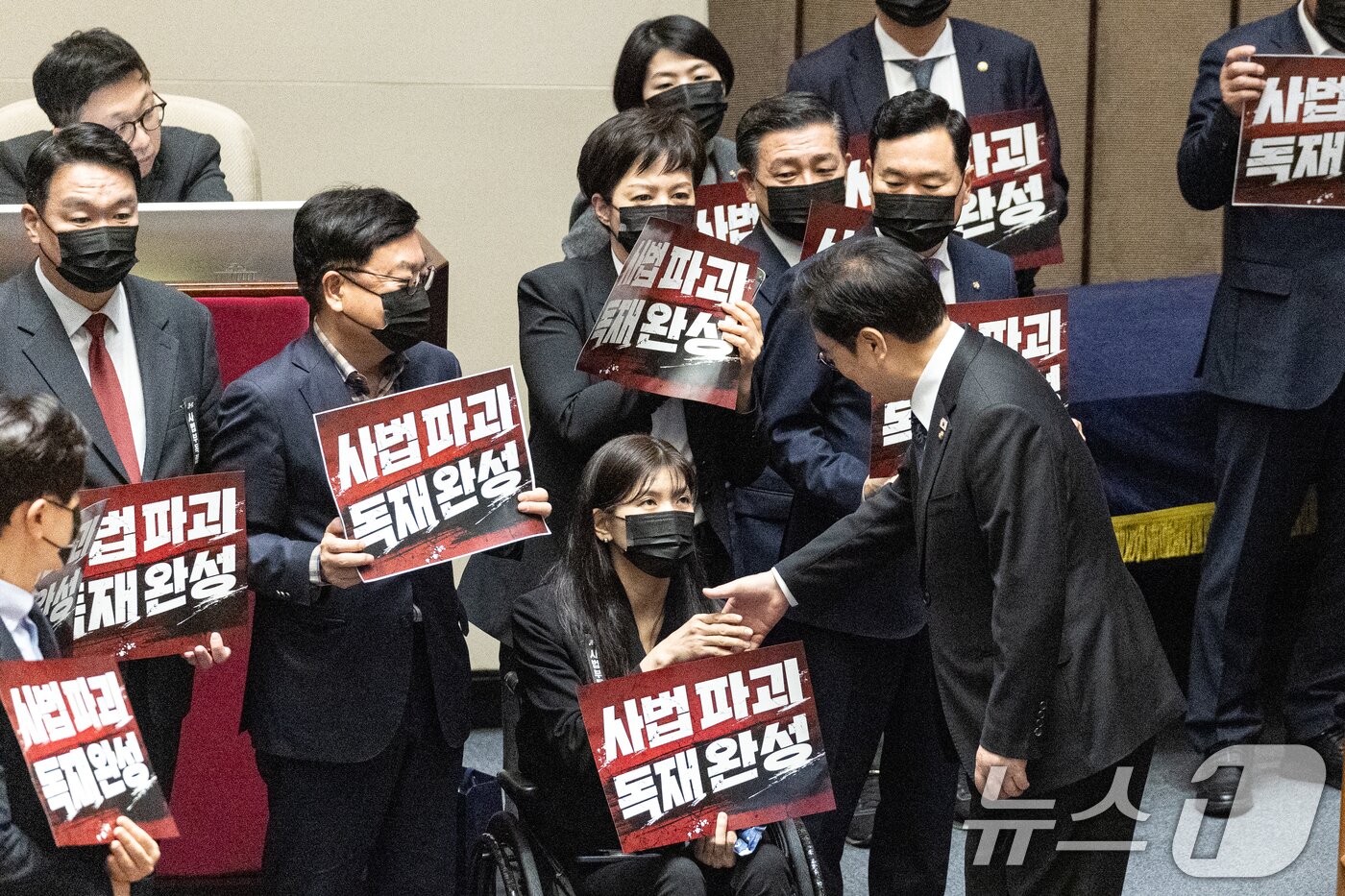 본문 이미지 - 우원식 국회의장이 28일 서울 여의도 국회에서 열린 제432회 국회(임시회) 제8차 본회의에서 대법관 증원을 골자로 하는 법원조직법 일부개정법률안(대안)에 대한 무제한토론 종결 투표를 하며 국민의힘 의원들과 인사하고 있다. 2026.2.28 ⓒ 뉴스1 이승배 기자