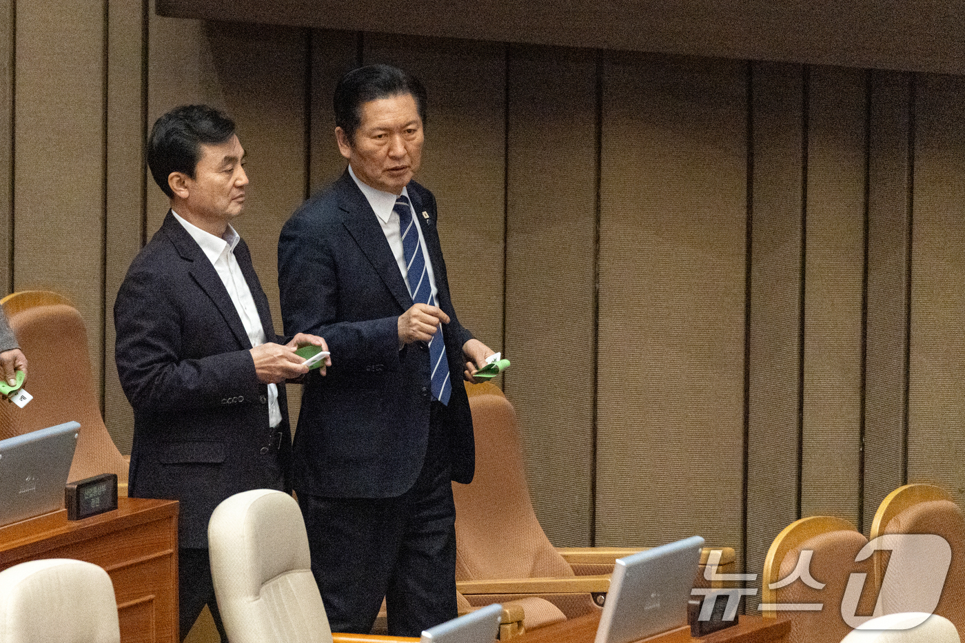 (서울=뉴스1) 이승배 기자 = 정청래 더불어민주당 대표와 안규백 국방부 장관이 28일 서울 여의도 국회에서 열린 제432회 국회(임시회) 제8차 본회의에서 대법관 증원을 골자로 …