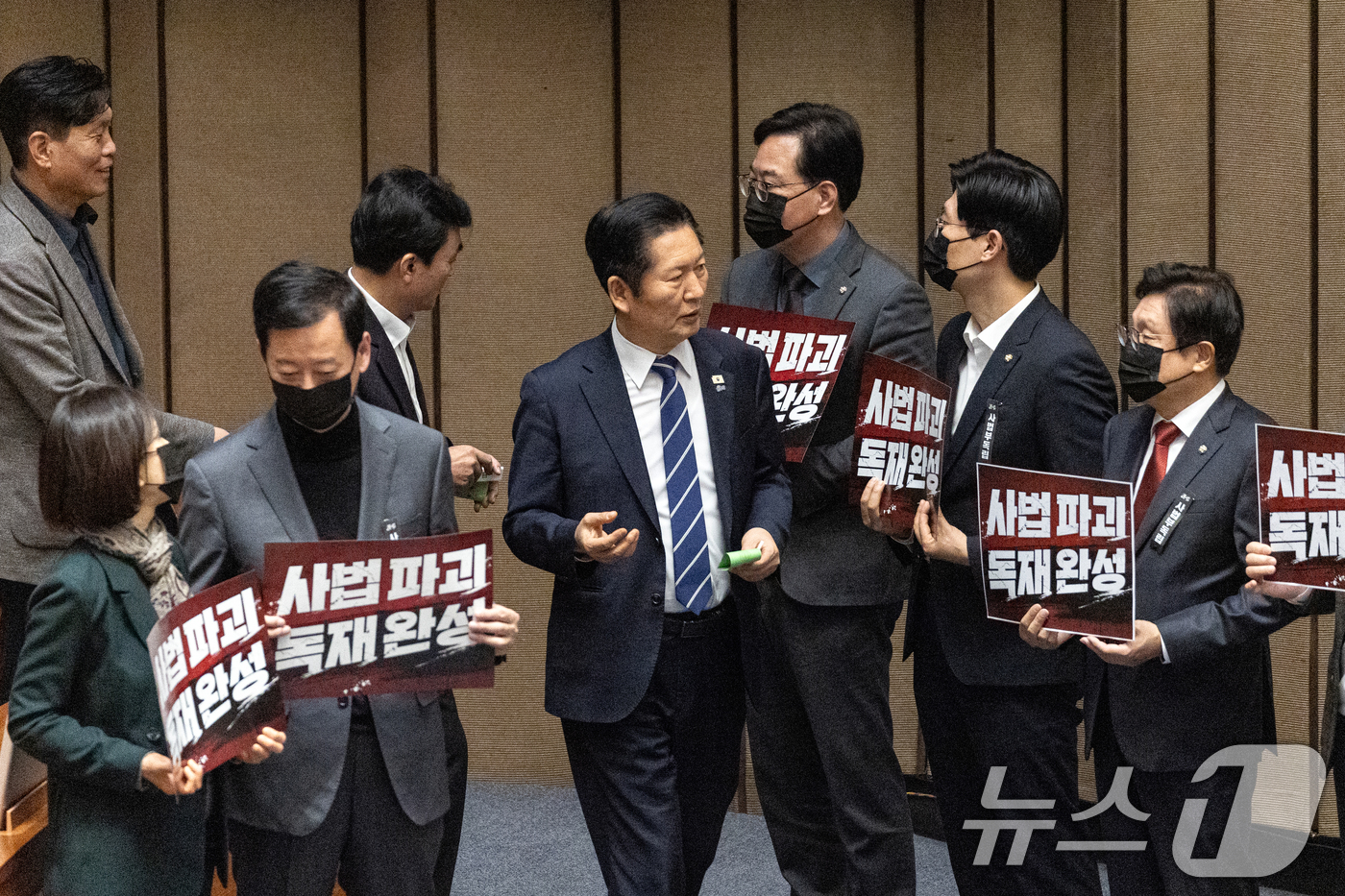 (서울=뉴스1) 이승배 기자 = 정청래 더불어민주당 대표가 28일 서울 여의도 국회에서 열린 제432회 국회(임시회) 제8차 본회의에서 대법관 증원을 골자로 하는 법원조직법 일부개 …