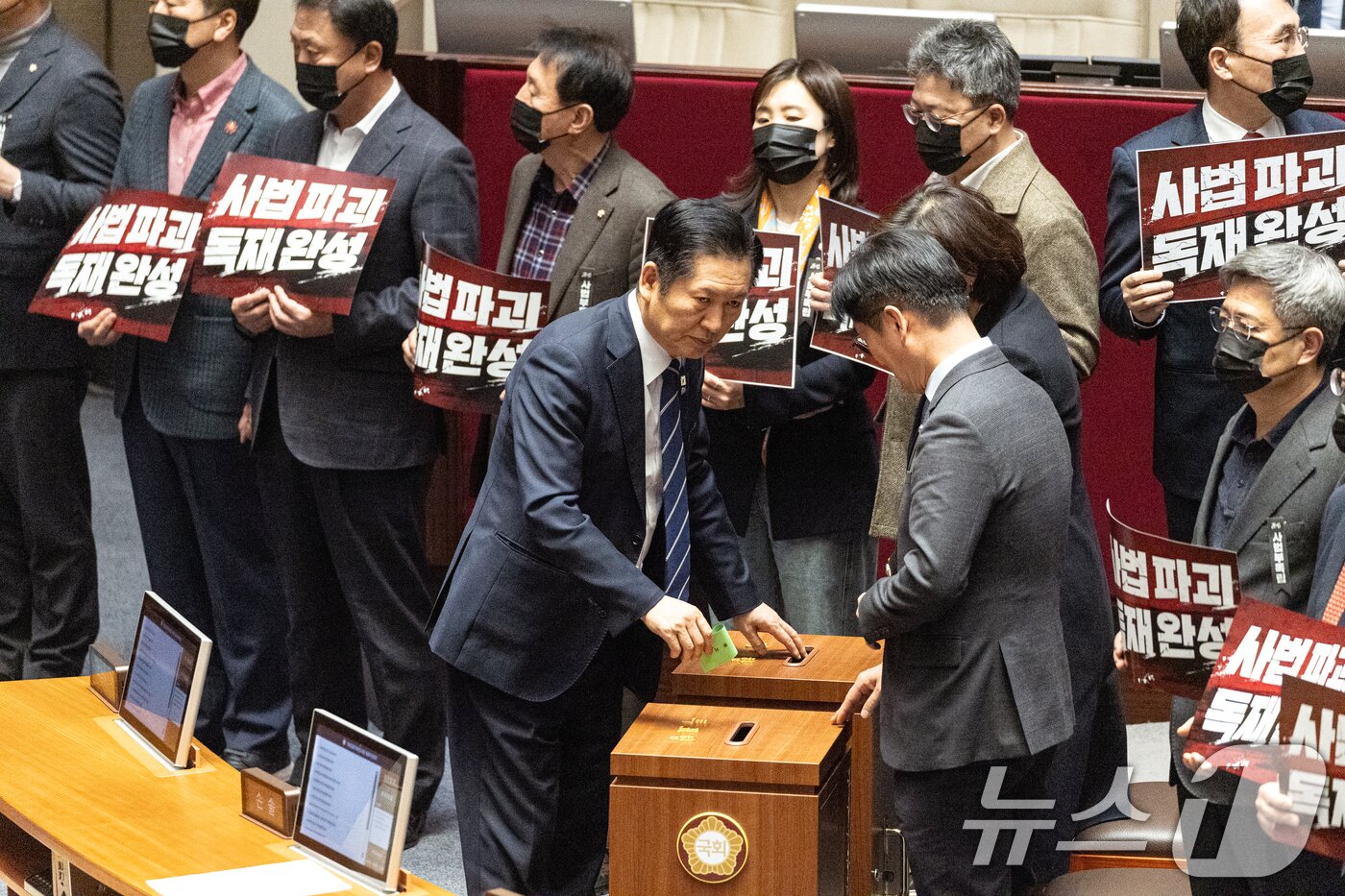 본문 이미지 - 정청래 더불어민주당 대표가 28일 서울 여의도 국회에서 열린 제432회 국회(임시회) 제8차 본회의에서 대법관 증원을 골자로 하는 법원조직법 일부개정법률안(대안)에 대한 무제한토론 종결 투표를 하고 있다. 2026.2.28 ⓒ 뉴스1 이승배 기자