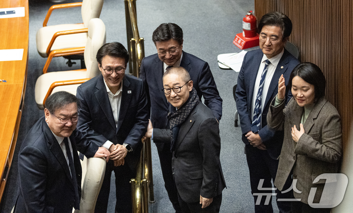 (서울=뉴스1) 이승배 기자 = 28일 서울 여의도 국회에서 열린 제432회 국회(임시회) 제8차 본회의에서 김민석 국무총리가 더불어민주당 의원들과 미소 짓고 있다. 2026.2. …