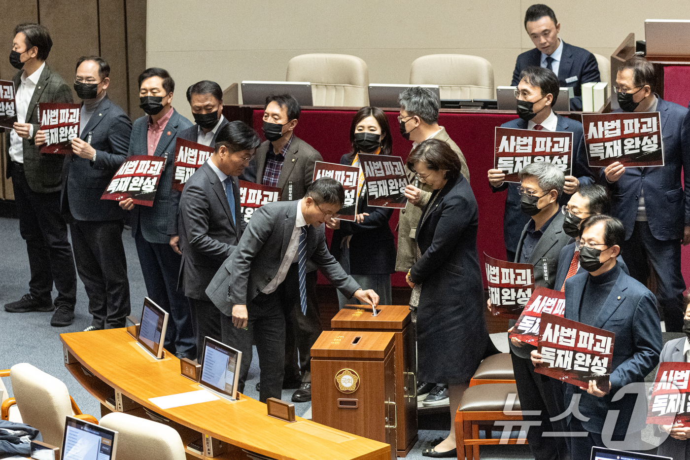 (서울=뉴스1) 이승배 기자 = 한병도 더불어민주당 원내대표가 28일 서울 여의도 국회에서 열린 제432회 국회(임시회) 제8차 본회의에서 대법관 증원을 골자로 하는 법원조직법 일 …